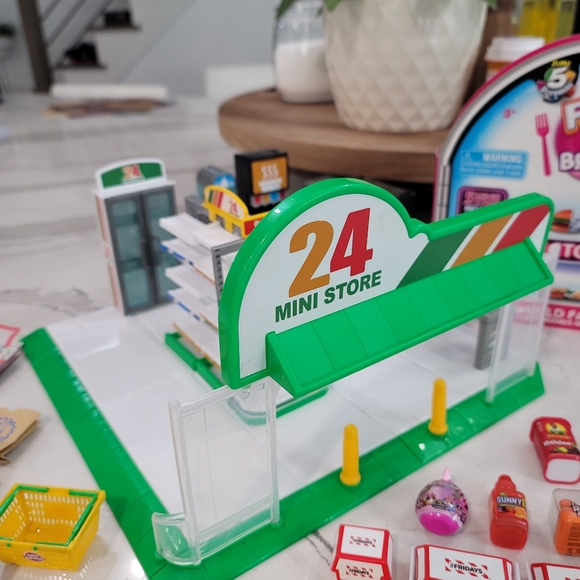 Zuru Mini brands 24 mini store plus around 50 of mini brand items - Picture 3 of 11